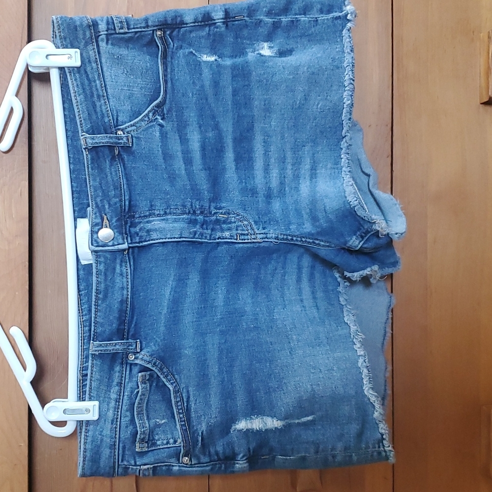 H&M: Denim Shorts, "trashed" medium wash, Women's 16